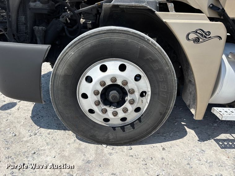 image for item DV4319 2013 Freightliner Columbia semi truck