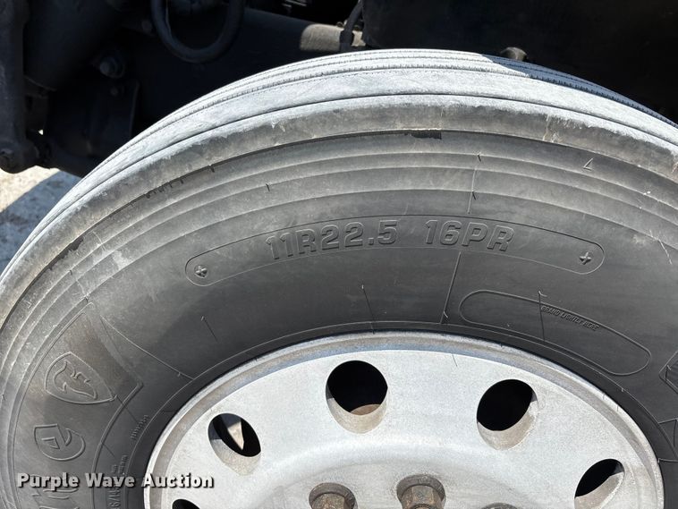 image for item DV4319 2013 Freightliner Columbia semi truck