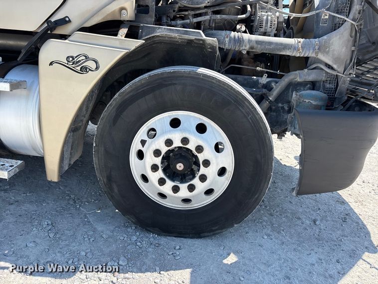 image for item DV4319 2013 Freightliner Columbia semi truck