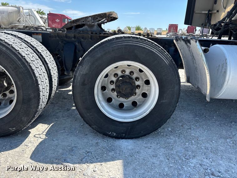 image for item DV4319 2013 Freightliner Columbia semi truck