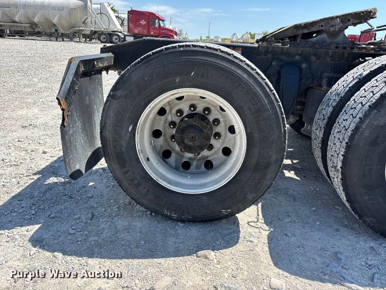 image for item DV4319 2013 Freightliner Columbia semi truck