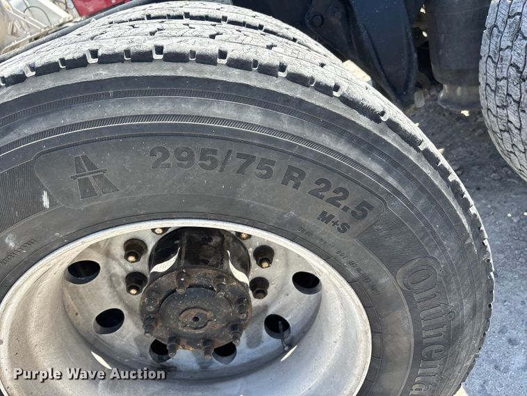 image for item DV4319 2013 Freightliner Columbia semi truck