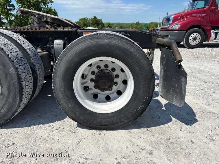 image for item DV4319 2013 Freightliner Columbia semi truck