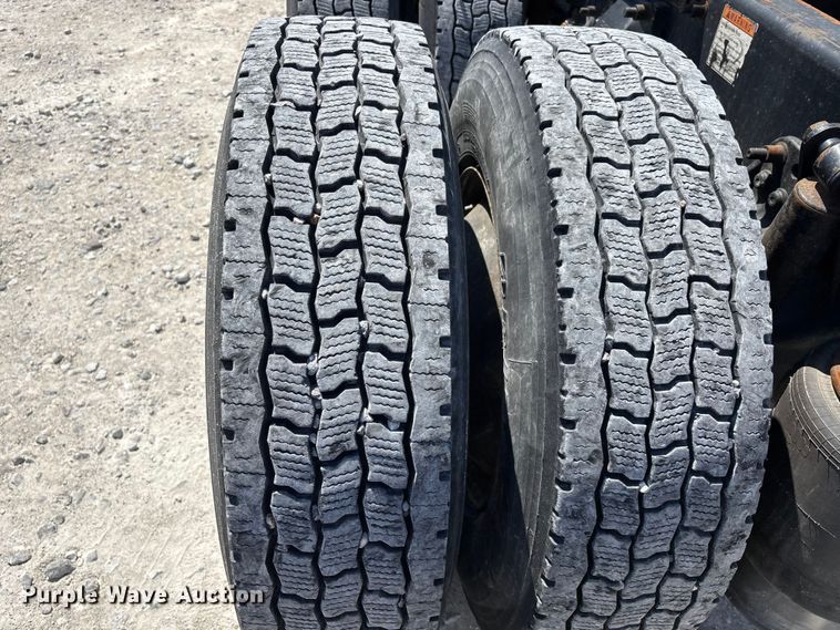 image for item DV4319 2013 Freightliner Columbia semi truck