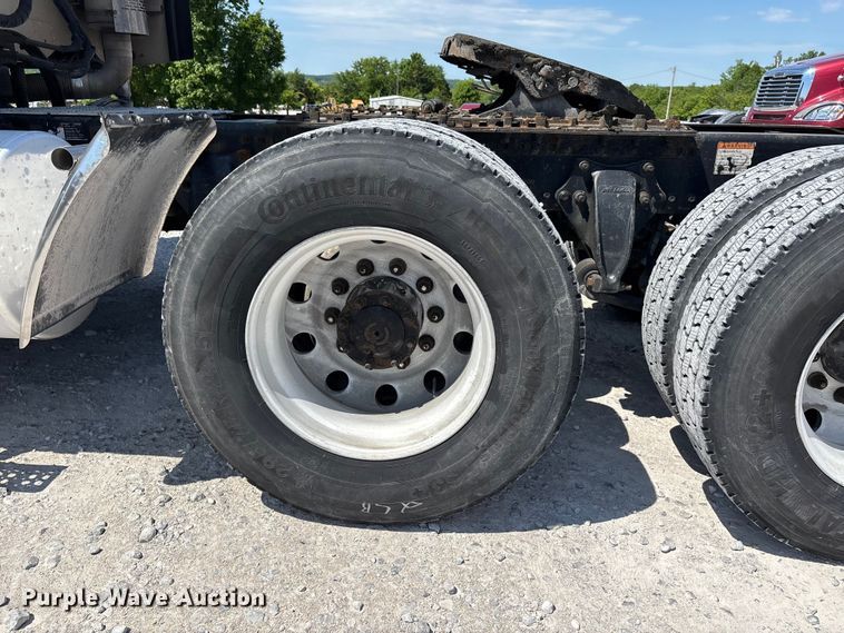 image for item DV4319 2013 Freightliner Columbia semi truck