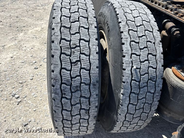 image for item DV4319 2013 Freightliner Columbia semi truck