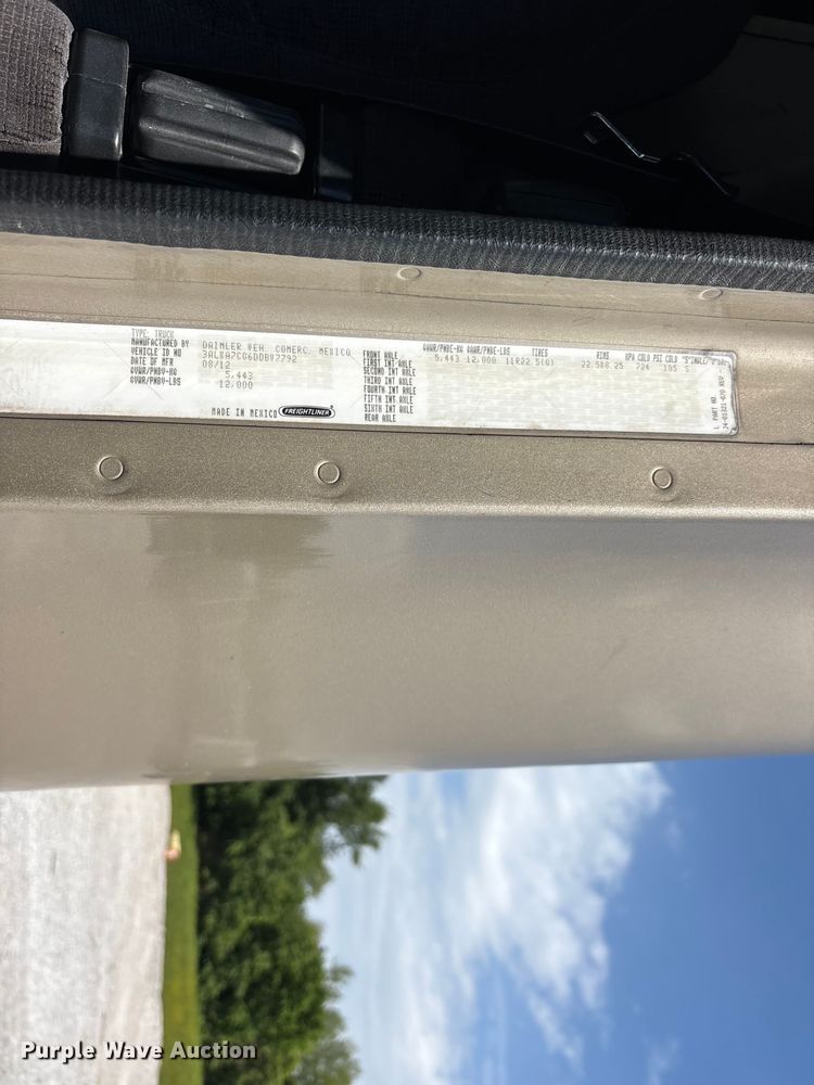image for item DV4319 2013 Freightliner Columbia semi truck