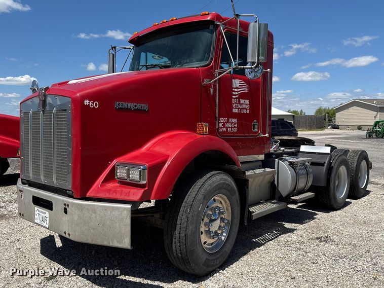 image for item DZ4481 2004 Kenworth T800 semi truck