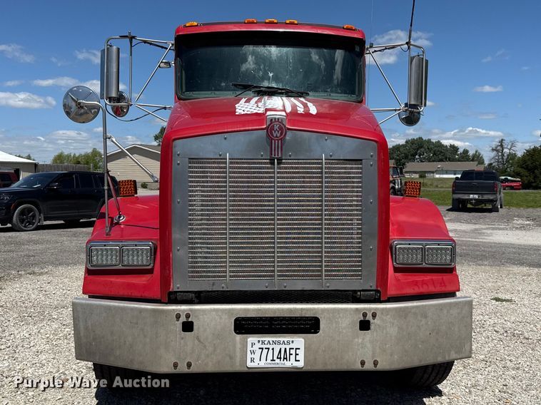 image for item DZ4481 2004 Kenworth T800 semi truck