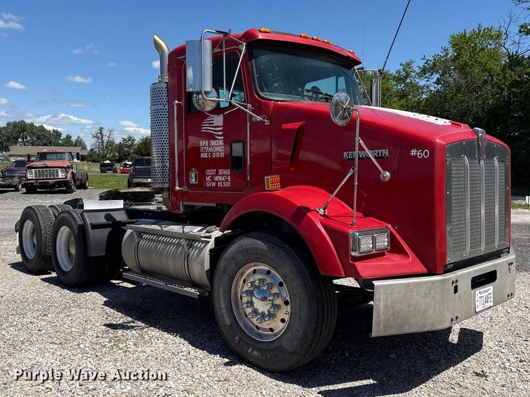 image for item DZ4481 2004 Kenworth T800 semi truck