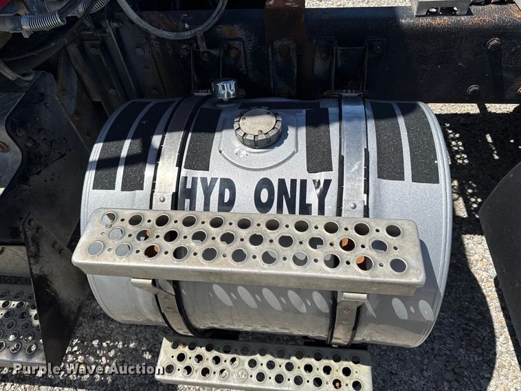 image for item DZ4481 2004 Kenworth T800 semi truck