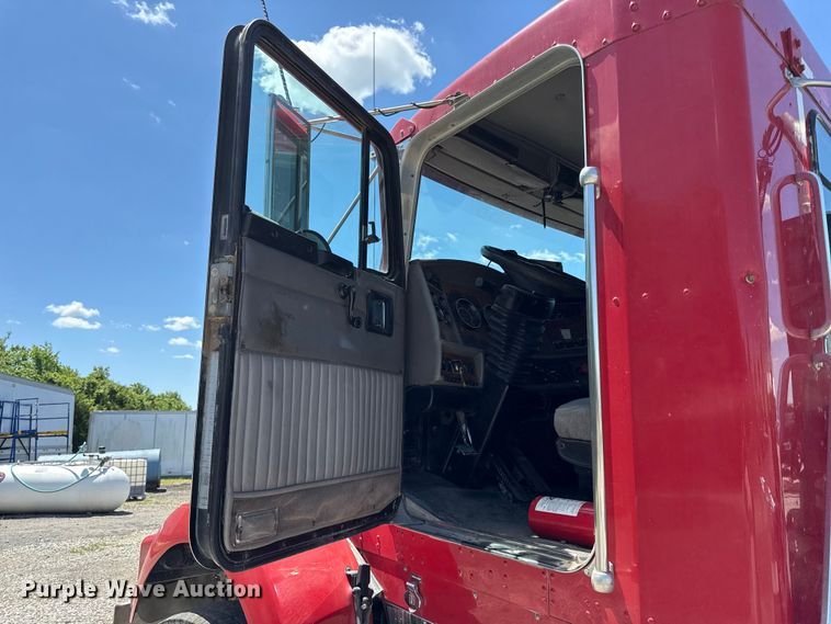 image for item DZ4481 2004 Kenworth T800 semi truck