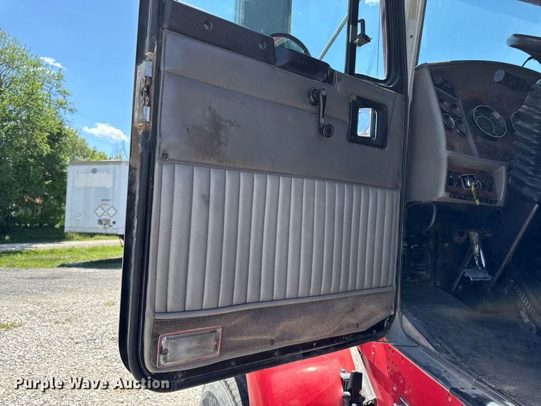 image for item DZ4481 2004 Kenworth T800 semi truck