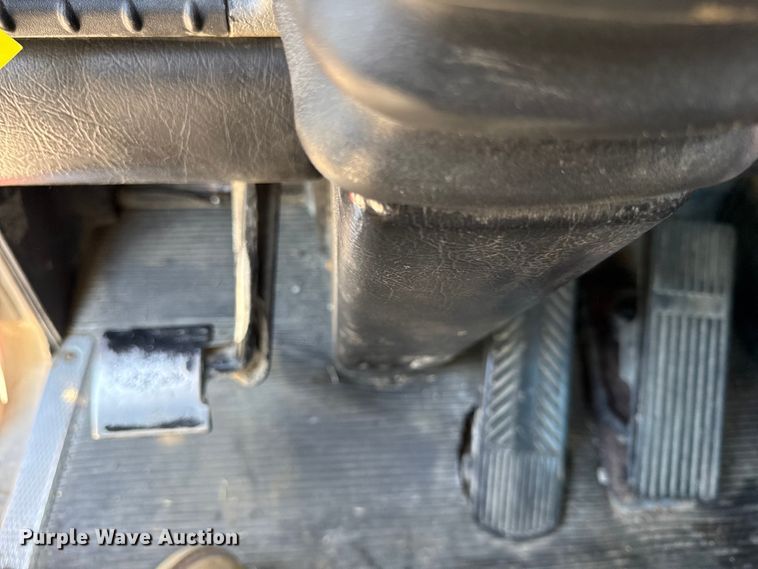 image for item DZ4481 2004 Kenworth T800 semi truck