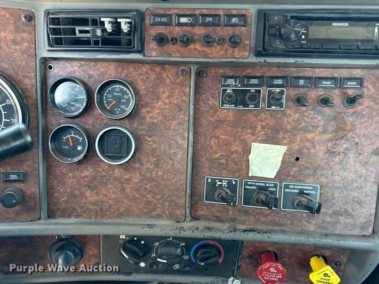 image for item DZ4481 2004 Kenworth T800 semi truck
