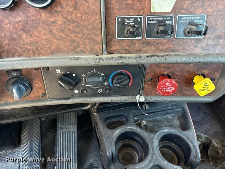 image for item DZ4481 2004 Kenworth T800 semi truck
