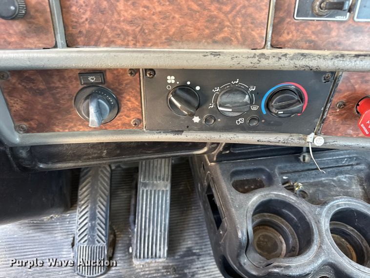 image for item DZ4481 2004 Kenworth T800 semi truck