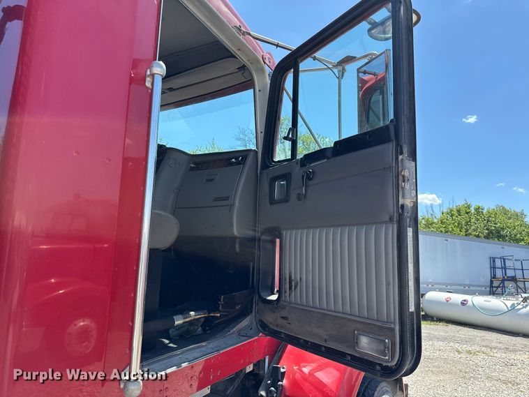 image for item DZ4481 2004 Kenworth T800 semi truck