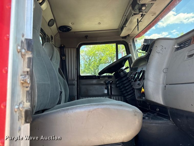 image for item DZ4481 2004 Kenworth T800 semi truck