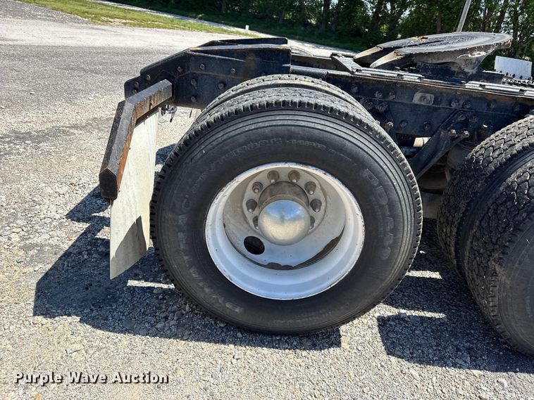 image for item DZ4481 2004 Kenworth T800 semi truck