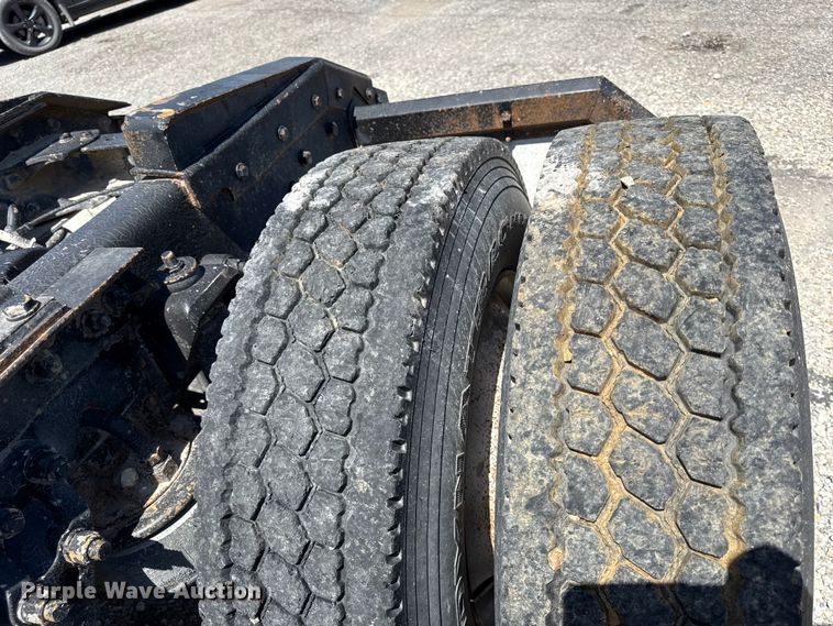 image for item DZ4481 2004 Kenworth T800 semi truck