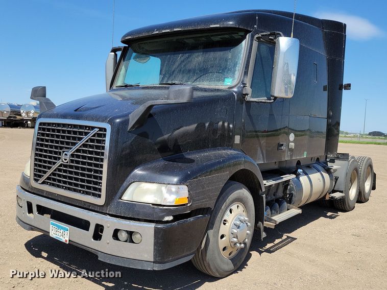 image for item DZ7140 2016 Volvo VNM semi truck