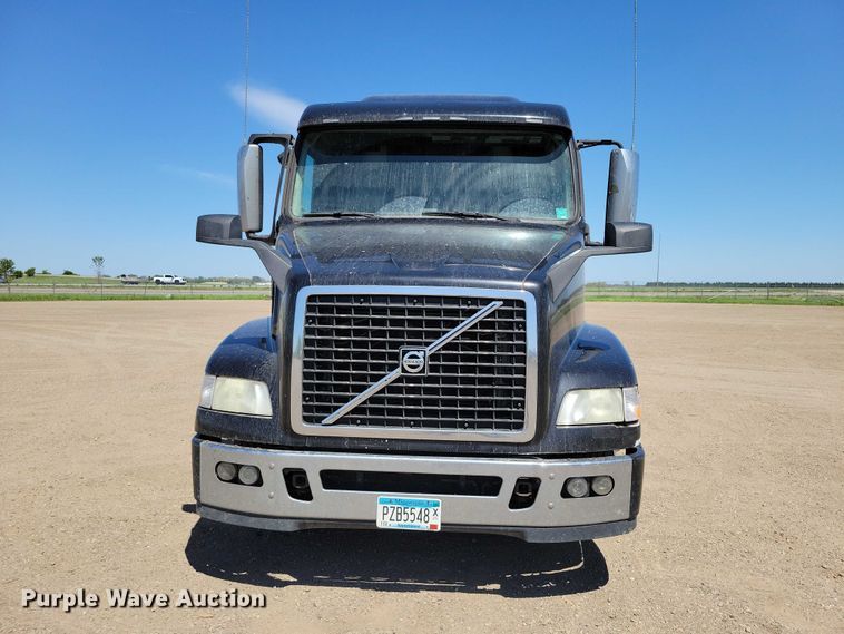 image for item DZ7140 2016 Volvo VNM semi truck