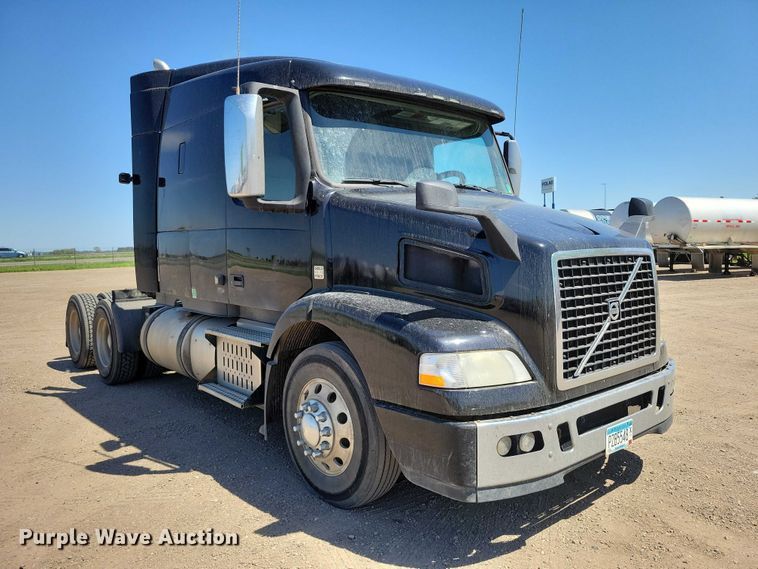 image for item DZ7140 2016 Volvo VNM semi truck