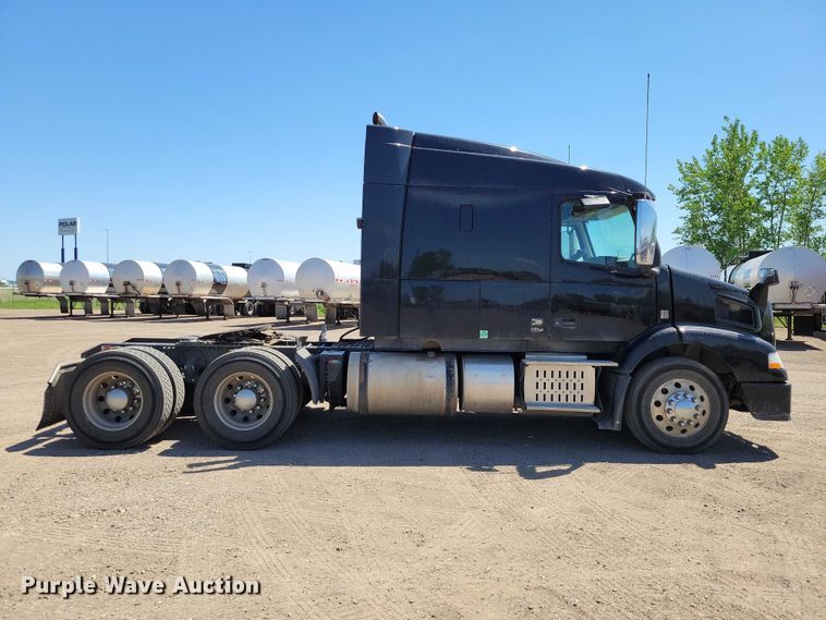image for item DZ7140 2016 Volvo VNM semi truck