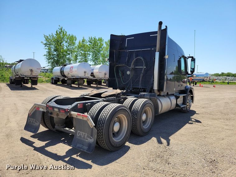 image for item DZ7140 2016 Volvo VNM semi truck