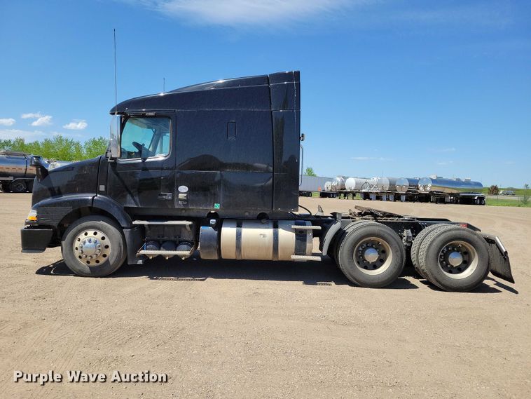 image for item DZ7140 2016 Volvo VNM semi truck