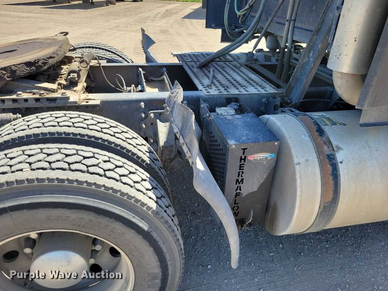 image for item DZ7140 2016 Volvo VNM semi truck
