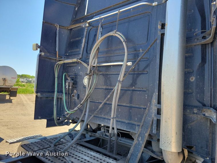 image for item DZ7140 2016 Volvo VNM semi truck