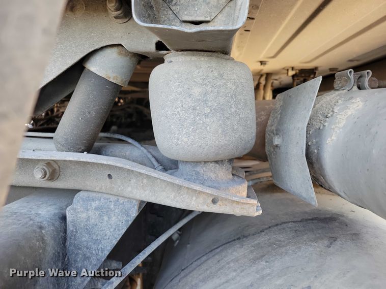 image for item DZ7140 2016 Volvo VNM semi truck