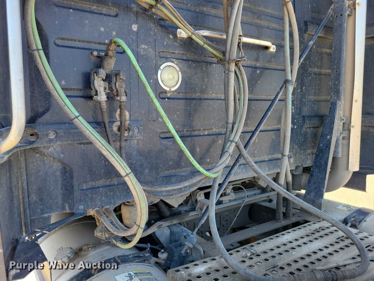 image for item DZ7140 2016 Volvo VNM semi truck