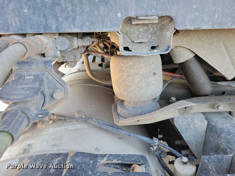 image for item DZ7140 2016 Volvo VNM semi truck