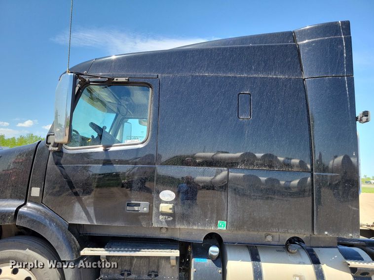 image for item DZ7140 2016 Volvo VNM semi truck