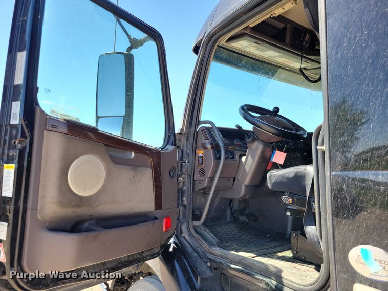image for item DZ7140 2016 Volvo VNM semi truck