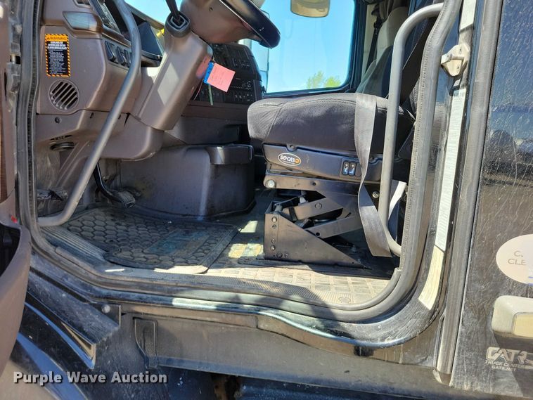 image for item DZ7140 2016 Volvo VNM semi truck
