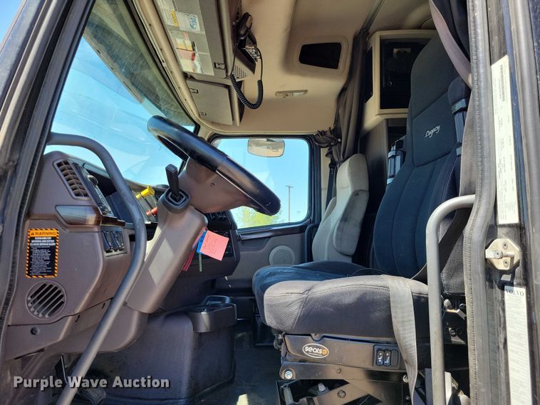 image for item DZ7140 2016 Volvo VNM semi truck