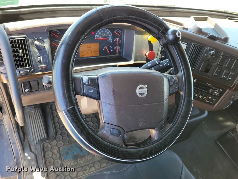image for item DZ7140 2016 Volvo VNM semi truck