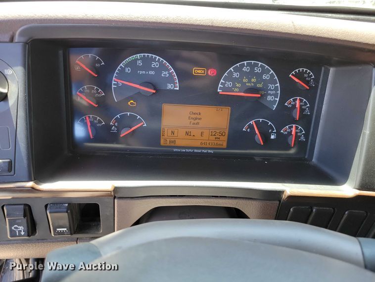 image for item DZ7140 2016 Volvo VNM semi truck