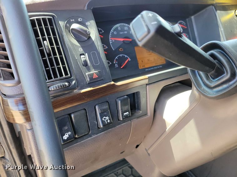 image for item DZ7140 2016 Volvo VNM semi truck