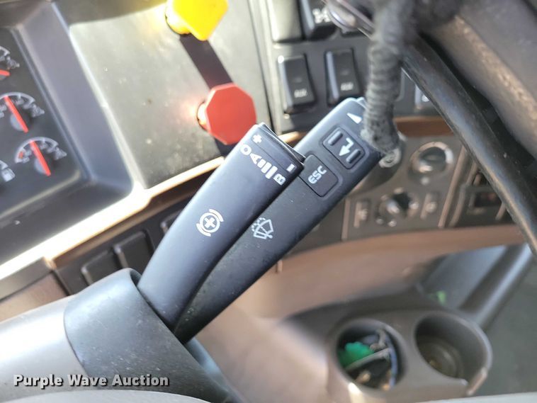 image for item DZ7140 2016 Volvo VNM semi truck