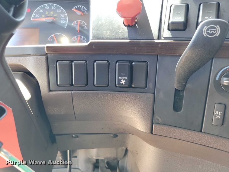 image for item DZ7140 2016 Volvo VNM semi truck