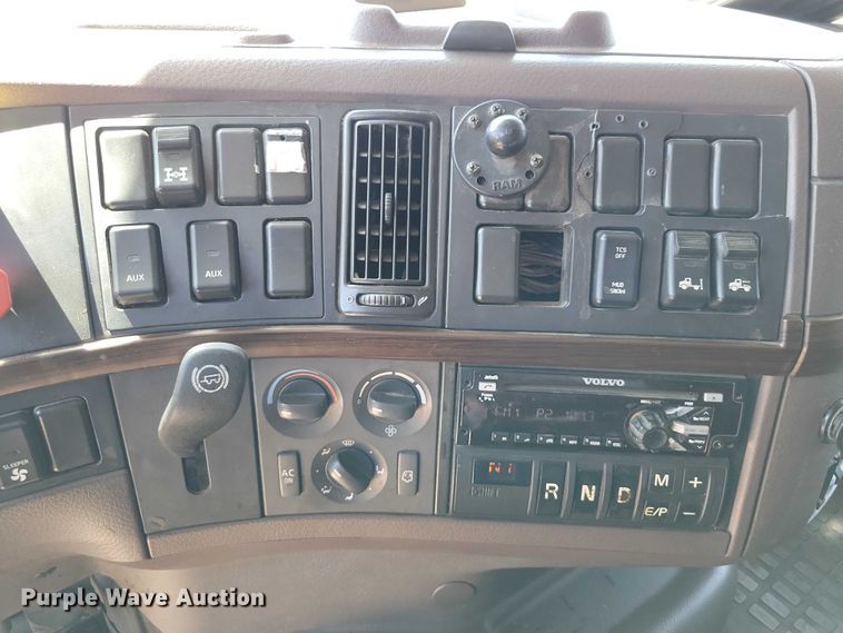 image for item DZ7140 2016 Volvo VNM semi truck