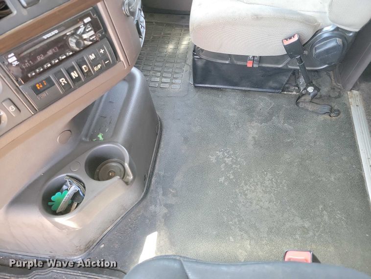 image for item DZ7140 2016 Volvo VNM semi truck