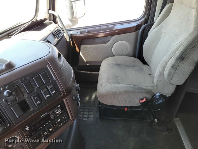 image for item DZ7140 2016 Volvo VNM semi truck