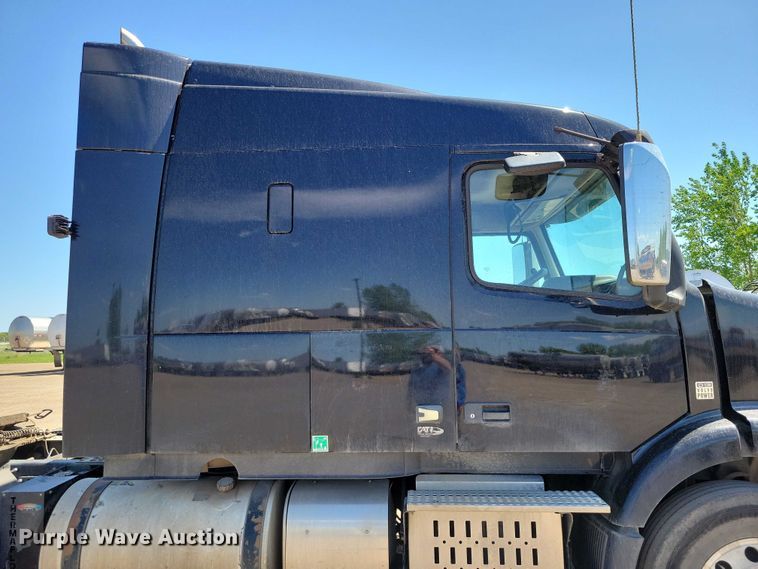 image for item DZ7140 2016 Volvo VNM semi truck