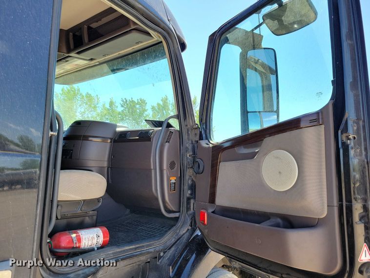 image for item DZ7140 2016 Volvo VNM semi truck